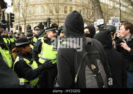 London, UK. 1. April 2017. Polizei konfrontieren Anti-rassistische Demonstranten. Rechtsextreme Gruppen Britain First und der English Defence League (EDL) halten eine Kundgebung in Whitehall, gestützt auf die jüngsten Terroranschläge in nahe gelegenen Westminster als Rechtfertigung. Eine Zähler Einheit Demo wird von Unite gegen Faschismus (UAF) gehalten. Bildnachweis: Roland Ravenhill/Alamy Live-Nachrichten Stockfoto