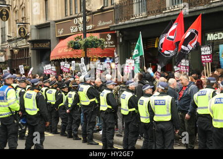 London, UK. 1. April 2017. Die Anti-Rassismus-Demo ist umgeben von Polizei in Whitehall. Rechtsextreme Gruppen Britain First und der English Defence League (EDL) halten eine Kundgebung in Whitehall, gestützt auf die jüngsten Terroranschläge in nahe gelegenen Westminster als Rechtfertigung. Eine Zähler Einheit Demo wird von Unite gegen Faschismus (UAF) gehalten. Bildnachweis: Roland Ravenhill/Alamy Live-Nachrichten Stockfoto