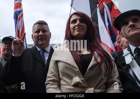 London: 1. April 2017. Paul Golding, Führer der britischen First und Jayda Fransen, stellvertretender Vorsitzender. UAF (Unite Against Fascism) Protest gegen rechtsextreme nationalistische Gruppen EDL (English Defence League) und Britain First. Bildnachweis: Claire Doherty/Alamy Live News Stockfoto