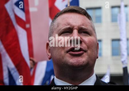 London: 1. April 2017. Paul Golding, Führer Großbritanniens ersten. UAF (Unite Against Fascism) Protest gegen rechtsextreme nationalistische Gruppen EDL (English Defence League) und Britain First. Bildnachweis: Claire Doherty/Alamy Live News Stockfoto