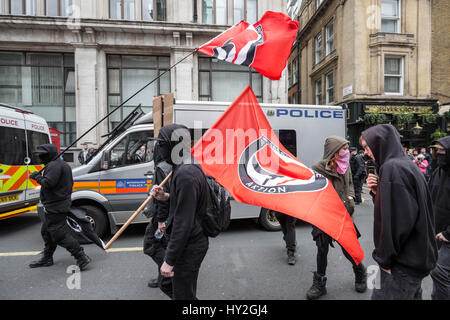 London, UK. 1. April 2017. Antifaschistische Gruppen einschließlich vereinen gegen Faschismus (UAF) Zusammenstoß mit der Polizei mit einigen Festnahmen während protestieren gegen rechtsextremen britischen nationalistische Gruppen einschließlich Britain First und der English Defence League (EDL) bei ihren "Marsch gegen den Terrorismus" durch die Londoner vor dem Hintergrund der jüngsten Terroranschläge in Westminster. Polizei verhaftet 14 Personen bei den Zusammenstößen. © Guy Corbishley/Alamy Live-Nachrichten Stockfoto