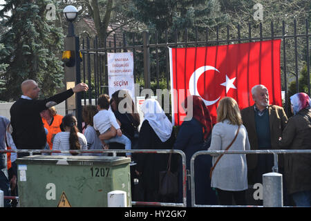 Berlin, Deutschland. 1. April 2017. In Deutschland lebenden Türken Schlange vor dem türkischen Konsulat in Berlin, Deutschland, 1. April 2017. Türkische Staatsangehörige können bei dem Referendum für die Einführung eines Präsidialsystems in der Türkei beim Konsulat abstimmen. 1,4 Millionen Wahlberechtigten sind für die Abstimmung auf die allgemeine Konsulate organisierten rief. Foto: Paul Zinken/Dpa/Alamy Live News Stockfoto