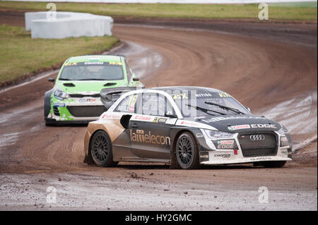 Barcelona, Spanien. 1. April 2017. Das Audi S1 Auto von Reinis Nitiss und der Kia Rio World RX Auto von 'CSUCSU' in Aktion während der Runde 1 - Rallycross von Barcelona an der Schaltung von Catalunya Credit: Pablo Guillen/Alamy Live News Stockfoto