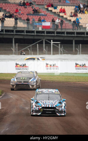 Barcelona, Spanien. 1. April 2017. Der Ford Focus RS World RX-Auto von Ken Block und das Volkswagen Polo GTI Welt RX Auto angetrieben Petter Solberg in Aktion während der Runde 1 - Rallycross von Barcelona auf dem Circuit Catalunya. Bildnachweis: Pablo Guillen/Alamy Live-Nachrichten Stockfoto