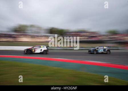 Barcelona, Spanien. 1. April 2017. Der Ford Fiesta ST World Rally Auto von Kevin Eriksson und das Volkswagen Polo World RX-Auto von Guy Wilks in Aktion während der Runde 1 - Rallycross von Barcelona an der Schaltung von Catalunya Credit: Pablo Guillen/Alamy Live News Stockfoto