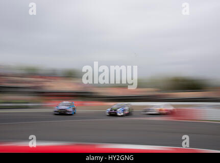 Barcelona, Spanien. 1. April 2017. Der Volkswagen Polo GTI Welt RX Petter Solberg und der Ford Focus RS Auto angetrieben Wagen von Andreas Bakkerud in Aktion während der Runde 1 - Rallycross von Barcelona auf dem Circuit Catalunya. Bildnachweis: Pablo Guillen/Alamy Live-Nachrichten Stockfoto