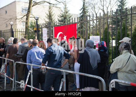 Berlin, Deutschland. 1. April 2017. In Deutschland lebenden Türken Schlange vor dem türkischen Konsulat in Berlin, Deutschland, 1. April 2017. Türkische Staatsangehörige können bei dem Referendum für die Einführung eines Präsidialsystems in der Türkei beim Konsulat abstimmen. 1,4 Millionen Wahlberechtigten sind für die Abstimmung auf die allgemeine Konsulate organisierten rief. Foto: Paul Zinken/Dpa/Alamy Live News Stockfoto