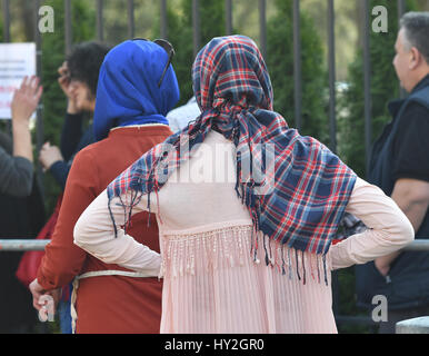 Berlin, Deutschland. 1. April 2017. In Deutschland lebenden Türken Schlange vor dem türkischen Konsulat in Berlin, Deutschland, 1. April 2017. Türkische Staatsangehörige können bei dem Referendum für die Einführung eines Präsidialsystems in der Türkei beim Konsulat abstimmen. 1,4 Millionen Wahlberechtigten sind für die Abstimmung auf die allgemeine Konsulate organisierten rief. Foto: Paul Zinken/Dpa/Alamy Live News Stockfoto