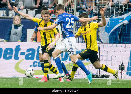 Veltins Arena, Gelsenkirchen, Deutschland. 1. April 2017. Schalke Klaas-Jan Huntelaar (c) und die Dortmunder Sokratis und Julian Weigl in Aktion während der deutschen Fußball-Bundesliga-Fußball match zwischen FC Schalke 04 und Borussia Dortmund in der in Veltins Arena, Gelsenkirchen, Deutschland, 1. April 2017. (EMBARGO Bedingungen - Achtung: aufgrund der Akkreditierungsrichtlinien die DFL nur erlaubt die Veröffentlichung und Nutzung von bis zu 15 Bilder pro Spiel im Internet und in Online-Medien während des Spiels.) Foto: Bernd Thissen/Dpa/Alamy Live News Stockfoto