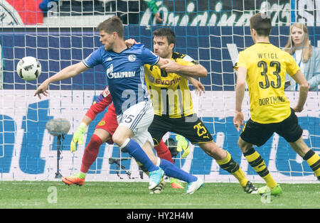 Veltins Arena, Gelsenkirchen, Deutschland. 1. April 2017. Schalke Klaas-Jan Huntelaar (l) und die Dortmunder Sokratis und Julian Weigl in Aktion während der deutschen Fußball-Bundesliga-Fußball match zwischen FC Schalke 04 und Borussia Dortmund in der in Veltins Arena, Gelsenkirchen, Deutschland, 1. April 2017. (EMBARGO Bedingungen - Achtung: aufgrund der Akkreditierungsrichtlinien die DFL nur erlaubt die Veröffentlichung und Nutzung von bis zu 15 Bilder pro Spiel im Internet und in Online-Medien während des Spiels.) Foto: Bernd Thissen/Dpa/Alamy Live News Stockfoto