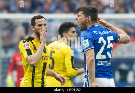 Veltins Arena, Gelsenkirchen, Deutschland. 1. April 2017. Schalke Klaas-Jan Huntelaar (r) und Gonzalo Castro aus Dortmund in Aktion während der deutschen Fußball-Bundesliga-Fußball match zwischen FC Schalke 04 und Borussia Dortmund in der in Veltins Arena, Gelsenkirchen, Deutschland, 1. April 2017. (EMBARGO Bedingungen - Achtung: aufgrund der Akkreditierungsrichtlinien die DFL nur erlaubt die Veröffentlichung und Nutzung von bis zu 15 Bilder pro Spiel im Internet und in Online-Medien während des Spiels.) Foto: Bernd Thissen/Dpa/Alamy Live News Stockfoto