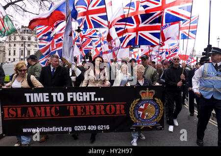 Paul Golding und Jayda Fransen an Anti-islamische März und Rallye durch die Londoner der englischen Verteidigung-Liga und Großbritannien zuerst Stockfoto