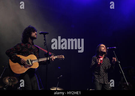 SÃO PAULO, SP - 31.03.2017: SHOW NANDO REIS IN SP - Theo und Sebastião Reis, Kinder &#39; s äh-Sohn-Songwriter Nando Reis, präsentiert seine Band zwei Könige, vor dem Vater &#39; ow, Whicwhich öffnet sich eine neue Tour der Garten-Obstgarten Scheibe in der Citibank Hall auf der Südseite von Paulo, auf Thn der Nacht zum Freitag - Feira (31). (Foto: Carlos Pupo/Fotoarena) Stockfoto