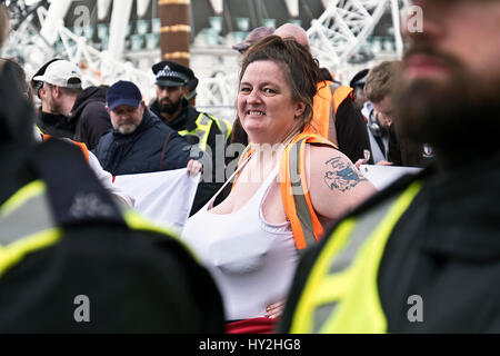 Anti-islamische marschieren und durch die Londoner English Defense League und Großbritannien erste Rallye Stockfoto