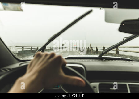 Des Fahrers Sicht Auto Kreuzfahrt auf zweispurige Brücke in Washington, USA. Stockfoto