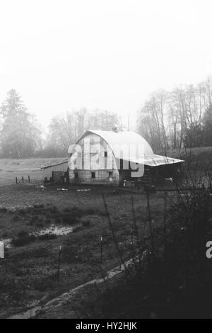 Alte Scheune Gebäude in der Landschaft in der Nähe der Küste von Oregon. Winter-Tag-Einstellung. Schwarz / weiß Foto. Stockfoto