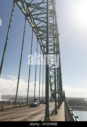 Yaquina Bay Bridge in Newport, Oregon, USA. Sonnigen Sommertag am Pazifischen Ozean an der berühmten Brücke häufig genannt Newport Bridge. Stockfoto