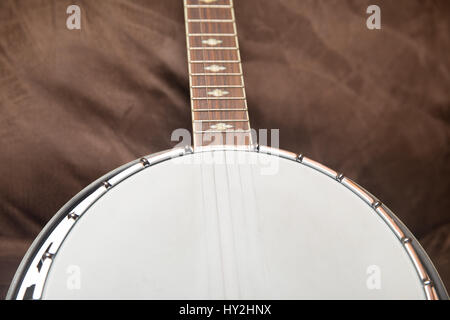 Nahaufnahme von einem modernen Banjo. Detail auf Hals und Körper. Stockfoto