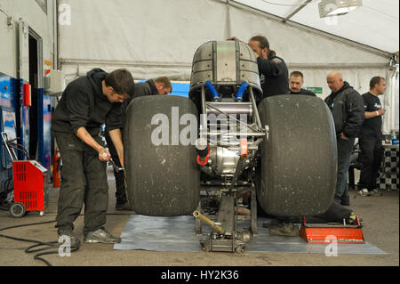 Santa Pod, UK - 29. Oktober 2011: Mechanik arbeitet an einem Dragster auf der Flamme und Donner Veranstaltung auf dem Santa Pod Raceway in Northamptonshire, Großbritannien Stockfoto