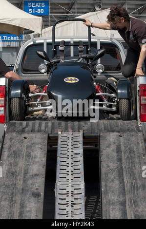 Santa Pod, UK - 23. April 2010: Alternative Energien racing auf dem Santa Pod Raceway. Battmobile Elektro Trike vor dem Rennen entladen wird. Stockfoto