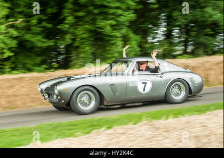 Goodwood, UK - 1. Juli 2012: Britische TV- und Radio-Persönlichkeit Chris Evans fahren einen klassischen Ferrari 250 SWB Hill Platz bei Goodwood, UK Stockfoto