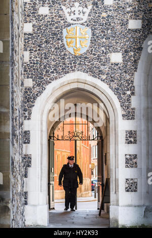 Wachmann tritt Dekanss Yard, Westminster Abbey, London, England. Stockfoto