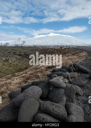 Der Snæfellsjökull-Berg ist im Hintergrund der Djupalonssandur schwarzen Strand auf der Halbinsel Snæfellsnes, West-Island gesehen. Stockfoto