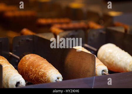 Traditionelle nationale Tschechische Straße Wüste - Trdelník. Backen von tschechischen Trdelník auf der Straße von Prag. Stockfoto