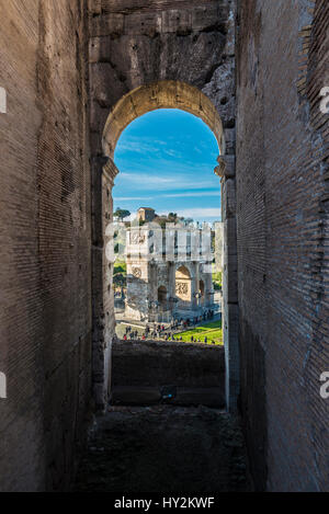 Triumphbogen bekannt als Triumphbogen des Konstantin gesehen vom Kolosseum in Rom, Italien Stockfoto
