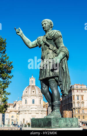 Bronze-Statue des römischen Kaisers Trajan gegen blauen Himmel in Rom, Italien Stockfoto