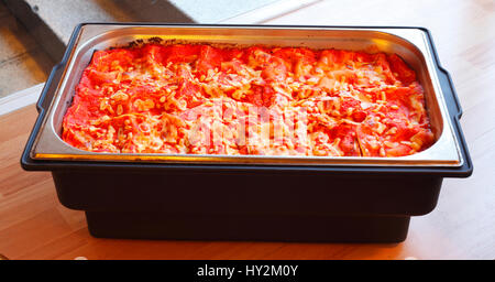 Lasagne in einer Backform Stockfoto