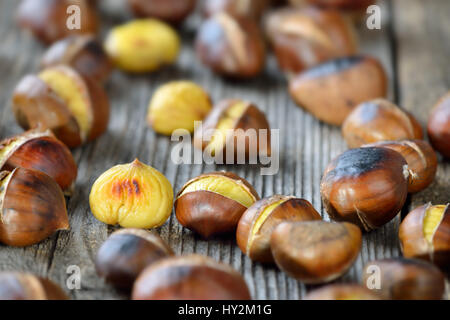 Heiße Kastanien auf einem alten Holztisch Stockfoto