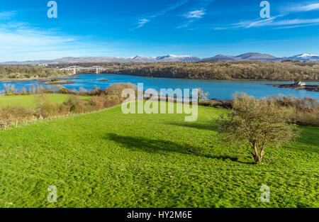 Die Menaistraße mit Blick auf die Menai Bridge von einem Aussichtspunkt auf Anglesey Stockfoto