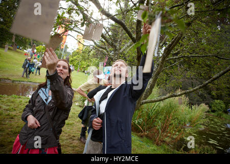 Menschen unter dem Wunsch Baum, Green Man-Festival, Wales Stockfoto