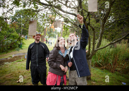 Menschen unter dem Wunsch Baum, Green Man-Festival, Wales Stockfoto