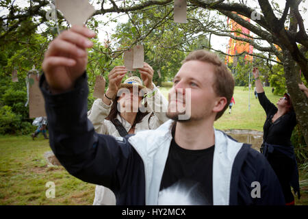 Menschen unter dem Wunsch Baum, Green Man-Festival, Wales Stockfoto