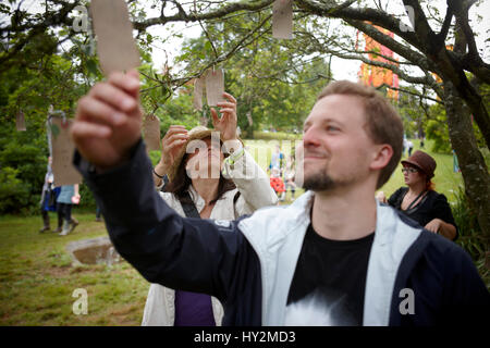 Menschen unter dem Wunsch Baum, Green Man-Festival, Wales Stockfoto