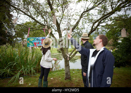 Menschen unter dem Wunsch Baum, Green Man-Festival, Wales Stockfoto