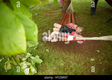 Kinder spielen in einem stripey Hängematte, Green Man-Festival, Wales Stockfoto