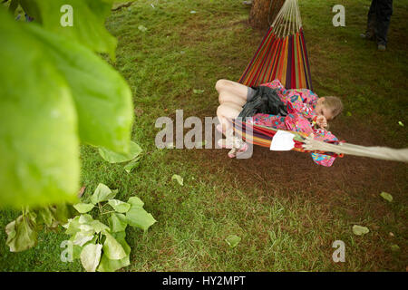 Kinder spielen in einem stripey Hängematte, Green Man-Festival, Wales Stockfoto