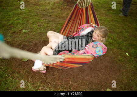 Kinder spielen in einem stripey Hängematte, Green Man-Festival, Wales Stockfoto