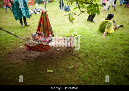 Kinder spielen in einem stripey Hängematte, Green Man-Festival, Wales Stockfoto