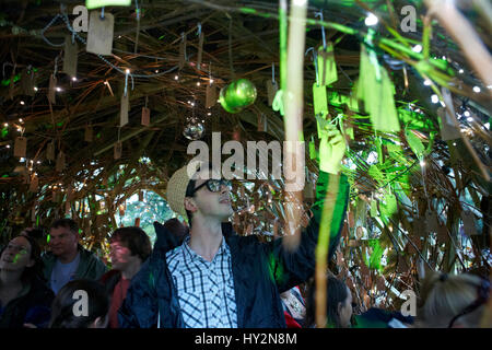 Ein Mann trägt einen Hut und Brille unter der Wunsch-Baum, The Green Man Festival, Wales Stockfoto