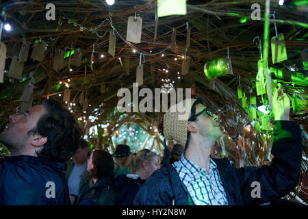 Ein Mann trägt einen Hut und Brille unter der Wunsch-Baum, The Green Man Festival, Wales Stockfoto