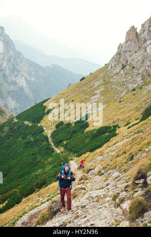 Wanderer, die ihren Weg auf eine robuste Bergweg Stockfoto