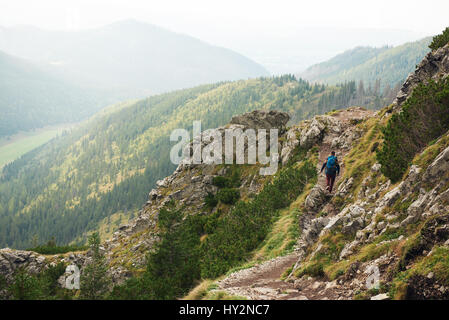 Trekking Aone Wanderer entlang eines Pfades Rock mountain Stockfoto