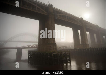 Nebel über den Tyne, Misty Morning auf NewcastleGateshead Kai / hohe Brücke Stockfoto