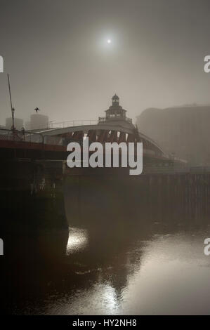 Nebel über den Tyne, Misty Morning auf NewcastleGateshead Kai / Drehbrücke Stockfoto