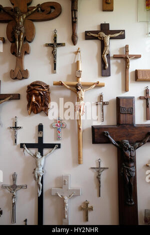 Sammlung von Kreuzen in das Pfarrhaus der Saint Francis Xavier in Vugrovec, Kroatien Stockfoto