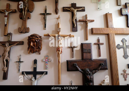 Sammlung von Kreuzen in das Pfarrhaus der Saint Francis Xavier in Vugrovec, Kroatien Stockfoto